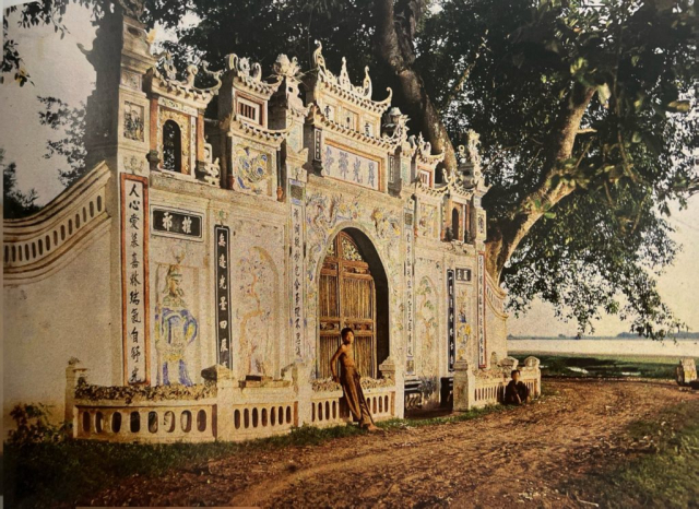 Monumental-Gate-of-Buddhist-temple-Leon-Busy-Indochina-1916-Archives-of-the-Planet-Autochrome-Plate