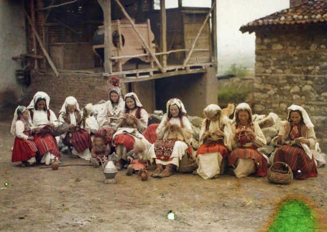 Serb_women_in_festive_dress,_near_Prizren._Autochrome_by_Auguste_Léon,_9_May_1913_(Coll._Musée_Albert-Kahn)