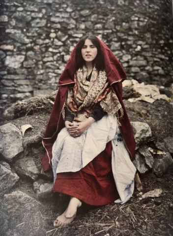 Young-girl-dressed-in-the-traditional-costume-of-the-Claddagh-photgrapher-Marguerite-Mespoulet-Galway-1913-Archives-of-the-Planet-Autochrome-Plate